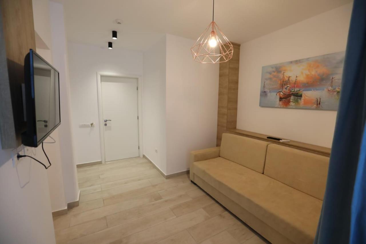Apart-Hotel Alvi Sarandë Exteriör bild