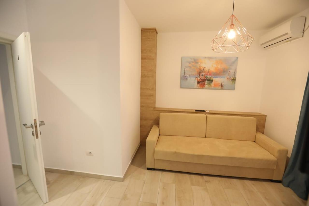 Apart-Hotel Alvi Sarandë Exteriör bild