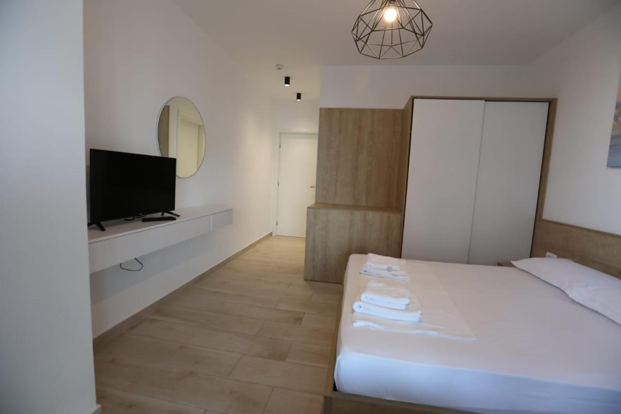Apart-Hotel Alvi Sarandë Exteriör bild